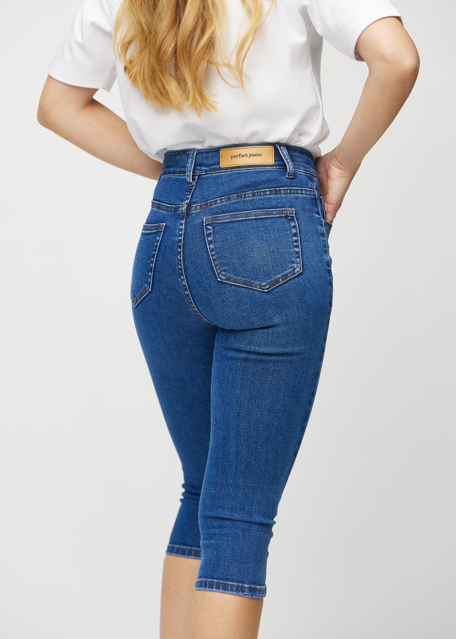 Skinny-Capris für Damen in dunkelblauem Denim, Farbe Oceans. Nahaufnahme von hinten an einem Model, zeigt Taschen und Nähte.