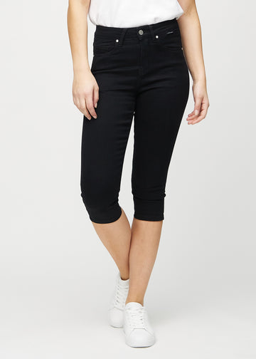 Skinny-Capris für Damen in schwarzem Jeansstoff, Farbe Ravens. Vorderansicht an einem Model, eng geschnitten bis knapp unter das Knie.