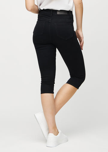 Skinny-Capris für Damen in schwarzem Jeansstoff, Farbe Ravens. Rückansicht an einem Model, zeigt die Passform und Gesäßtaschen.