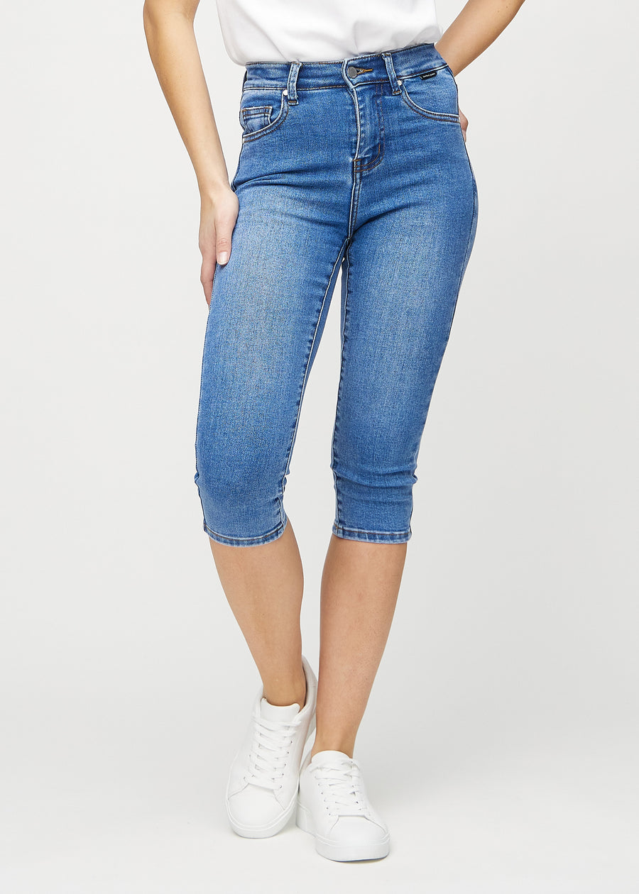 Skinny-Capris für Damen in blauem Denim, Farbe Rivers. Vorderansicht an einem Model, eng geschnitten bis knapp unter das Knie.
