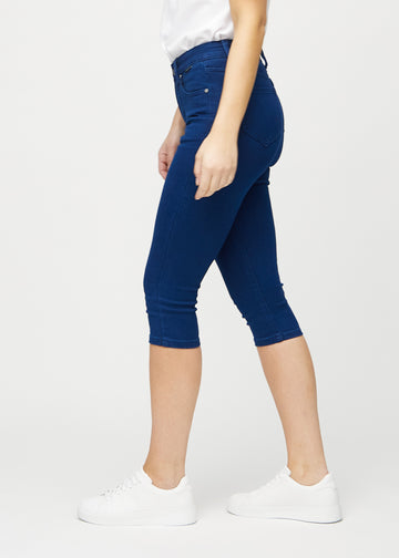 Dunkelblaue skinny Capris, von der Seite am Model gesehen.
