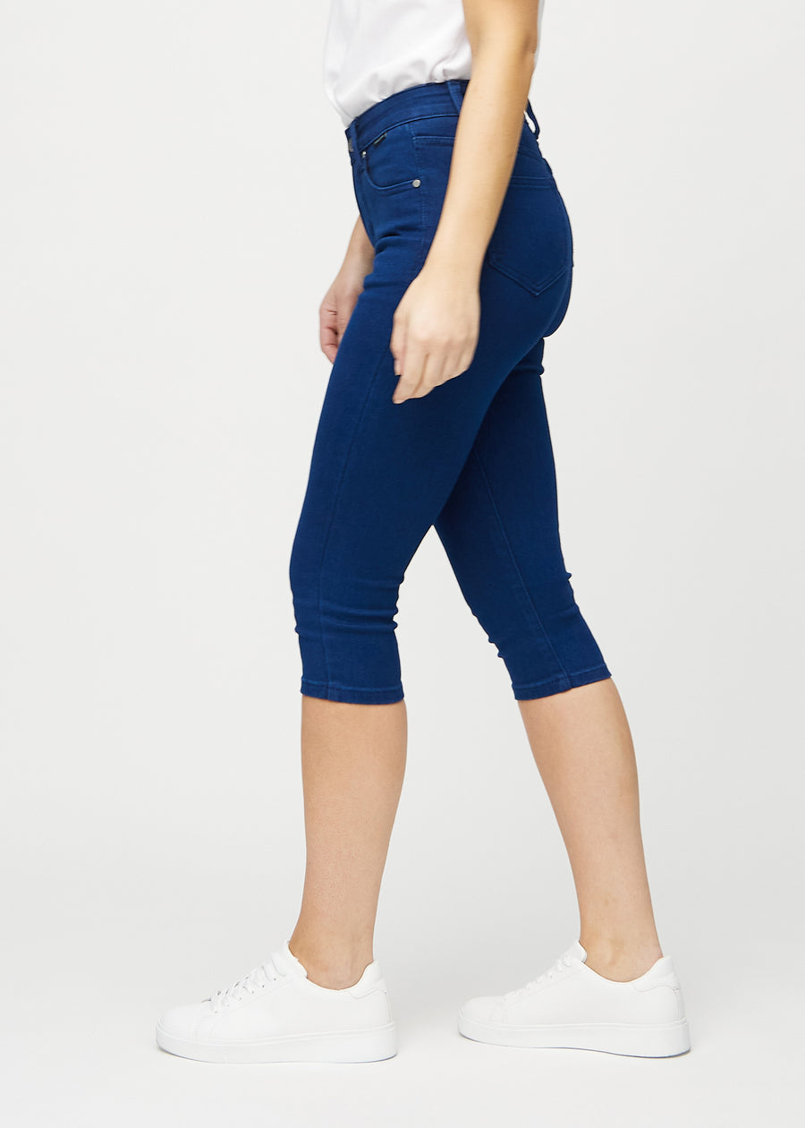 Dunkelblaue skinny Capris, von der Seite am Model gesehen.