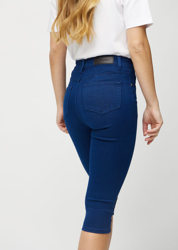 Dunkelblaue skinny Capris von hinten in Nahaufnahme, um Details zu zeigen.