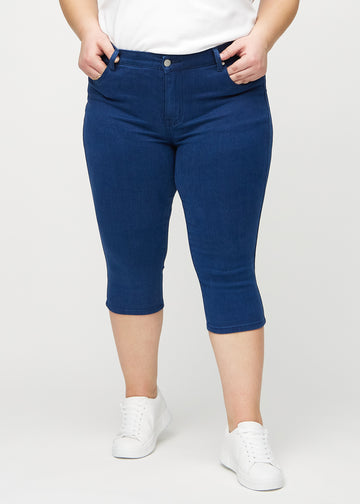 Dunkelblaue skinny Capris, Modellname Royals, die eng am Bein anliegen und direkt unter dem Knie enden, an einem Plus-Size-Model, von vorn gesehen.