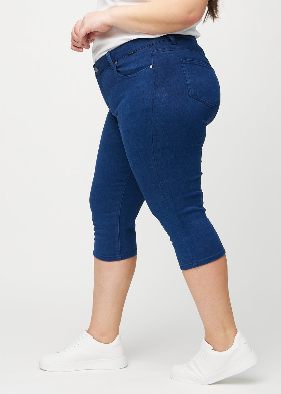 Dunkelblaue skinny Capris, von der Seite an einem Plus-Size-Model gesehen.
