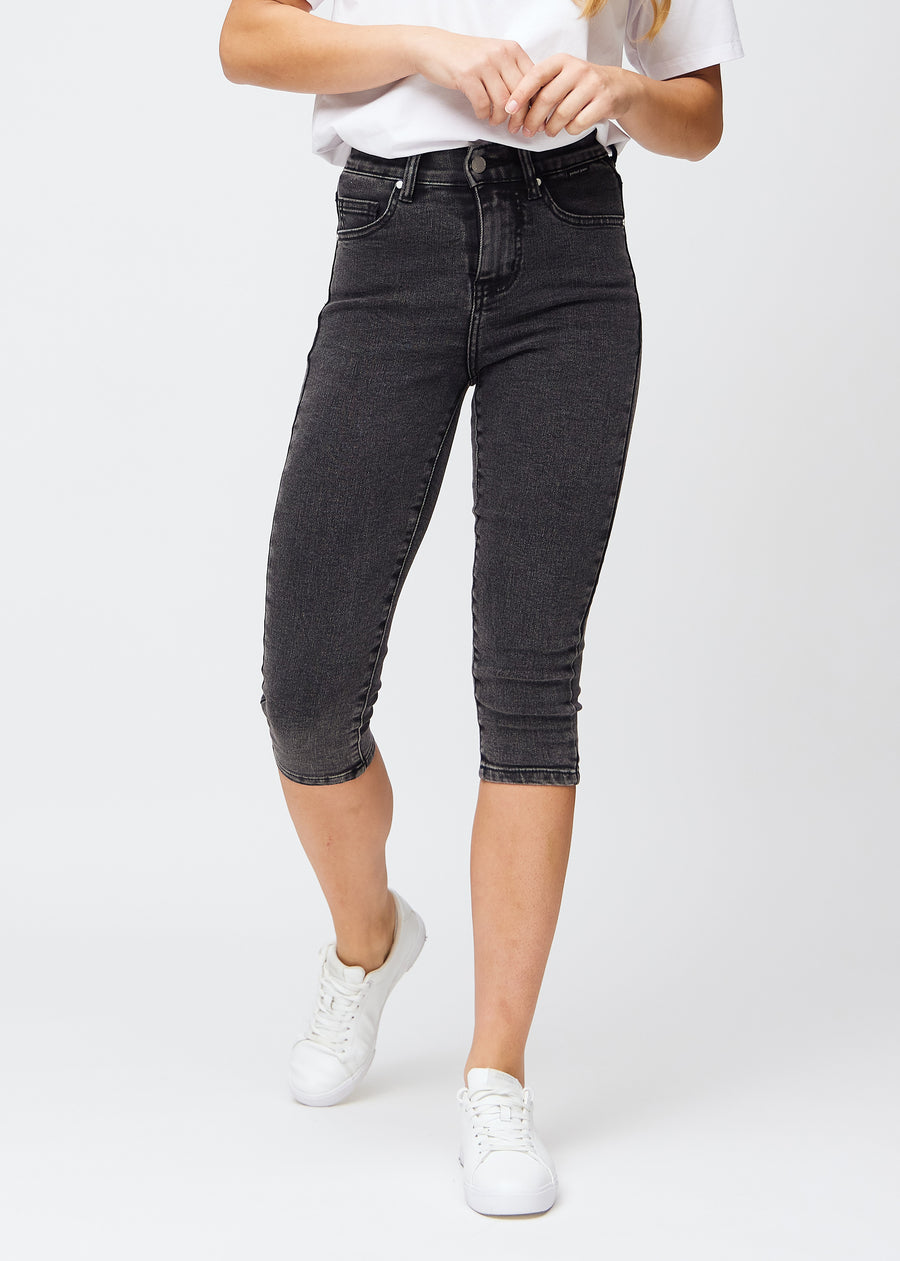 Skinny-Capris für Damen in dunkelgrauem Denim, Farbe Shadows. Vorderansicht an einem Model, eng geschnitten bis knapp unter das Knie.