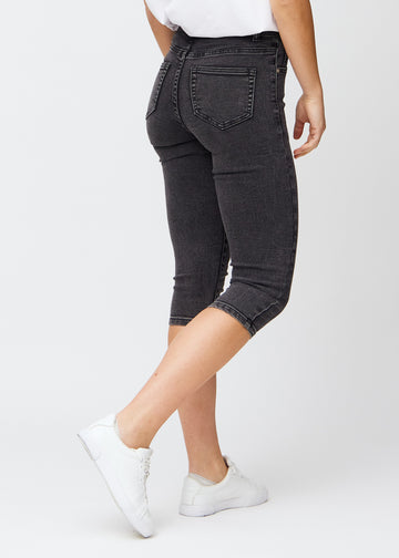 Skinny-Capris für Damen in dunkelgrauem Denim, Farbe Shadows. Rückansicht an einem Model, zeigt die Passform und Gesäßtaschen.