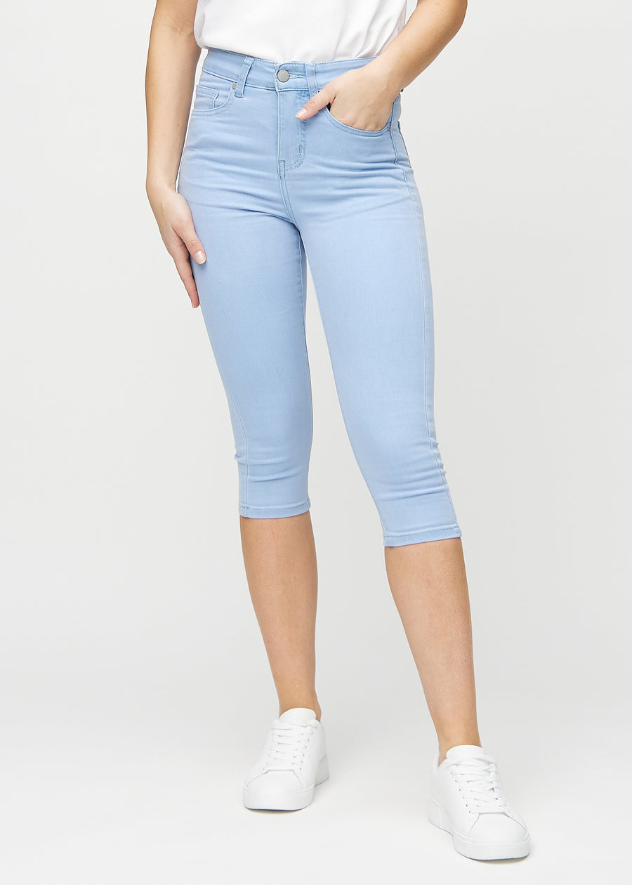 Skinny-Capris für Damen in hellblauem Jeansstoff, Farbe Skies. Vorderansicht an einem Model, eng geschnitten bis knapp unter das Knie.