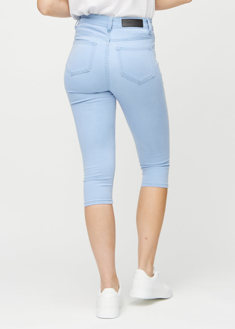 Skinny-Capris für Damen in hellblauem Jeansstoff, Farbe Skies. Rückansicht an einem Model, zeigt die Passform und Gesäßtaschen.