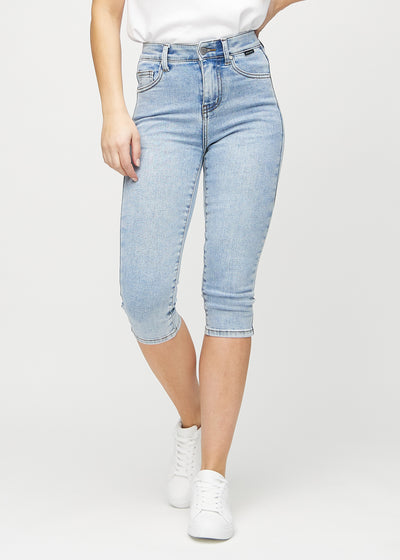 Hellblaue Denim-skinny-Capris, Modellname Waves, die eng am Bein anliegen und direkt unter dem Knie enden, von vorn gesehen.