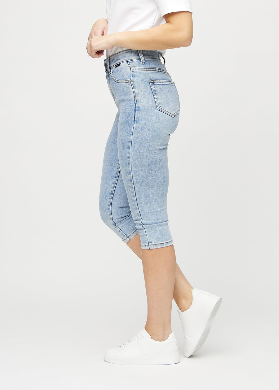 Hellblaue Denim-skinny-Capris von der Seite am Model gesehen.