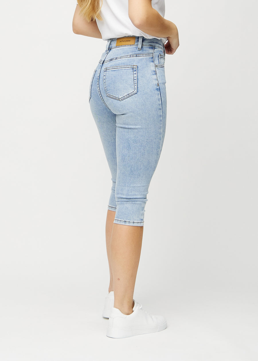 Hellblaue Denim-skinny-Capris von hinten gesehen, sodass man das gesamte Produkt sehen kann.