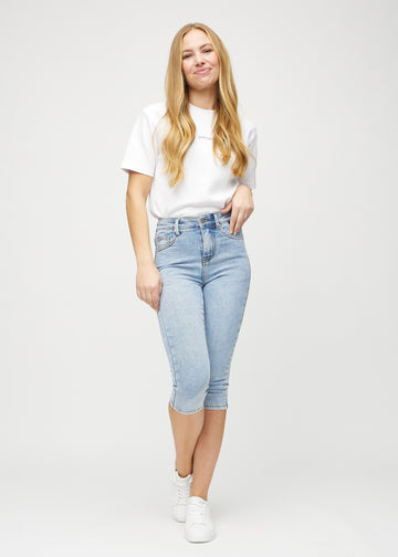 Ganzkörperbild eines Models in hellblauen Denim-skinny-Capris.