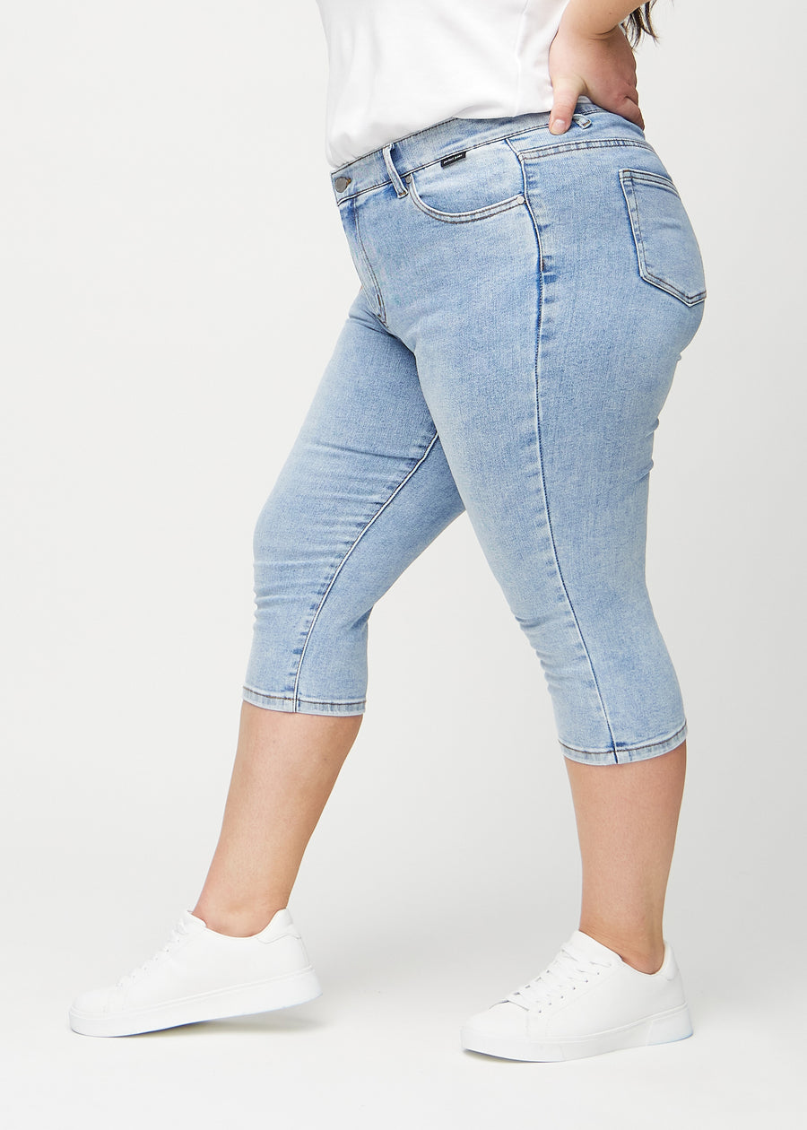 Hellblaue Denim-skinny-Capris von der Seite an einem Plus-Size-Model gesehen.