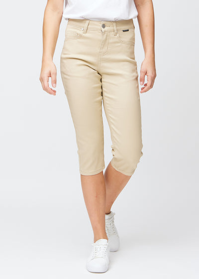 Slim-Capris für Damen aus beigefarbenem Jeansstoff, Farbe Gazelles. Vorderansicht an einem Model, figurbetonter Schnitt bis knapp unter das Knie.
