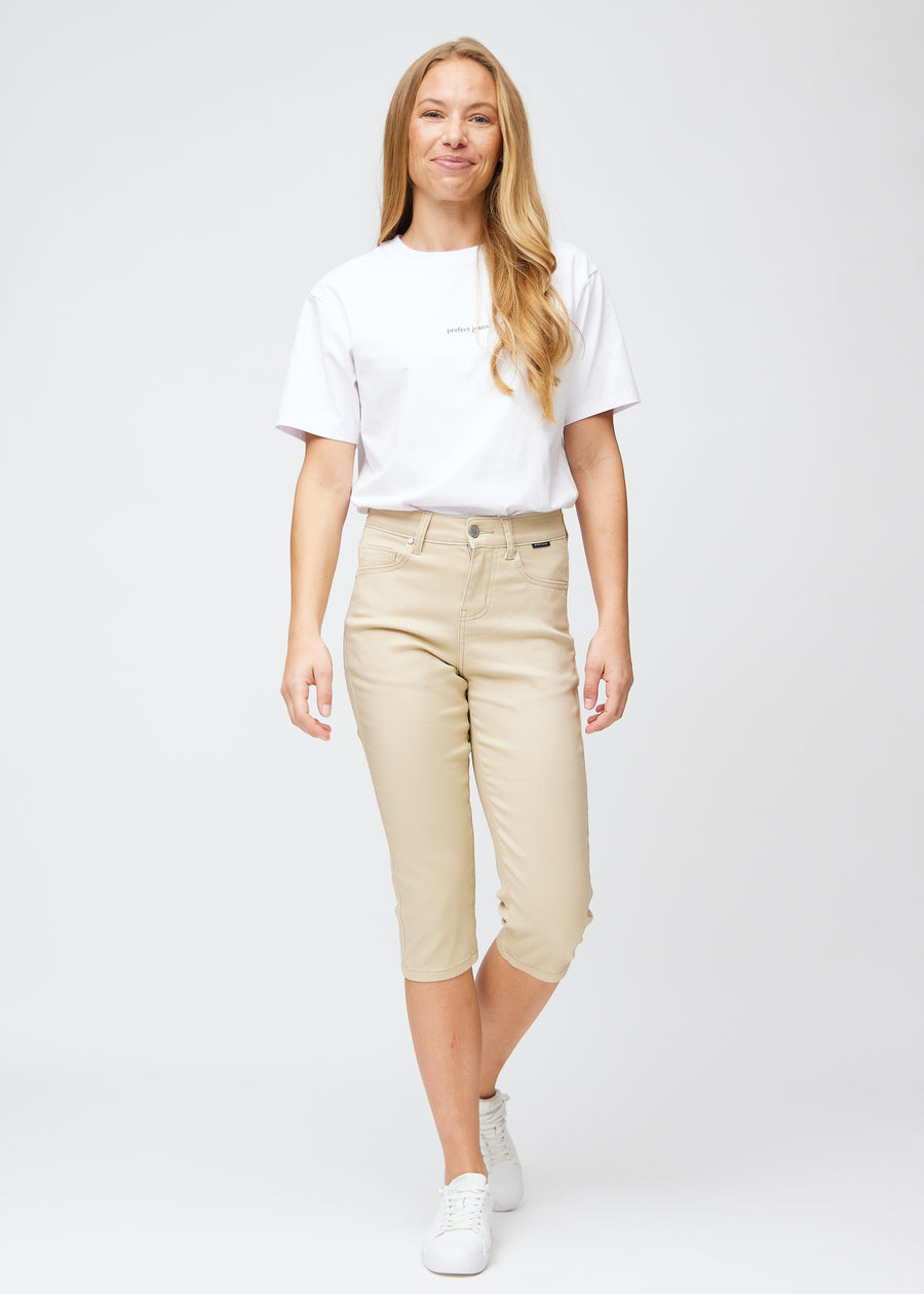 Slim-Capris für Damen aus beigefarbenem Jeansstoff, Farbe Gazelles. Ganzkörperansicht eines Models in den Slim-Capris.