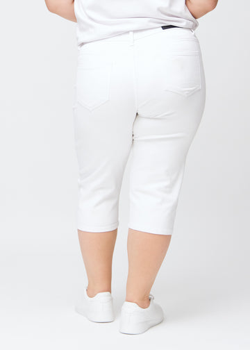 Slim-Capris für Damen aus weißem Jeansstoff, Farbe Marguerites. Rückansicht an einem Plus-Size-Model, zeigt Passform, Länge und Gesäßtaschen.