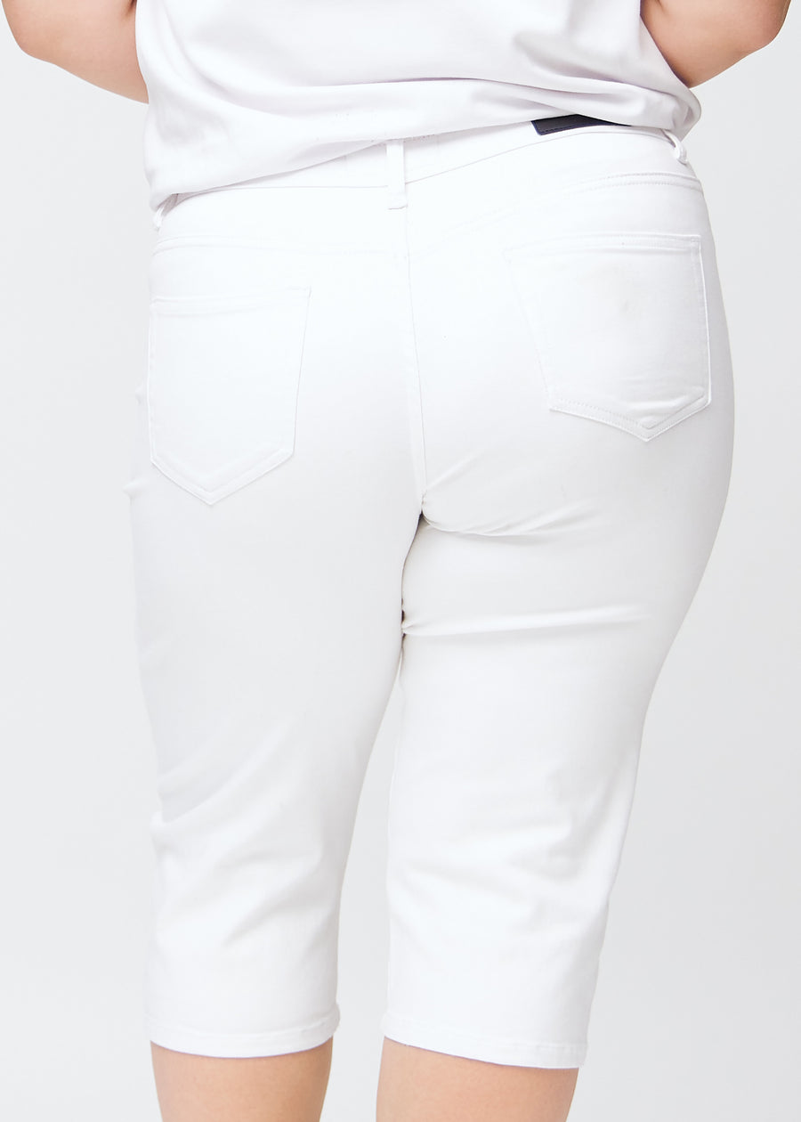 Slim-Capris für Damen aus weißem Jeansstoff, Farbe Marguerites. Nahaufnahme von hinten an einem Plus-Size-Model, zeigt Taschen und Nähte.