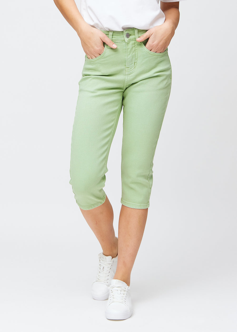 Slim-Capris für Damen aus pastellhellgrünem Jeansstoff, Farbe Mints. Vorderansicht an einem Model, figurbetonter Schnitt bis knapp unter das Knie.