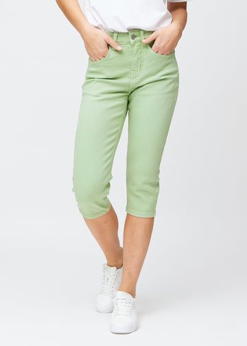 Slim-Capris für Damen aus pastellhellgrünem Jeansstoff, Farbe Mints. Vorderansicht an einem Model, figurbetonter Schnitt bis knapp unter das Knie.