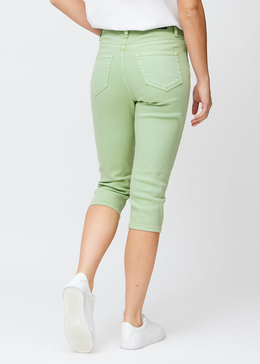 Slim-Capris für Damen aus pastellhellgrünem Jeansstoff, Farbe Mints. Rückansicht an einem Model, zeigt Passform, Länge und Gesäßtaschen.