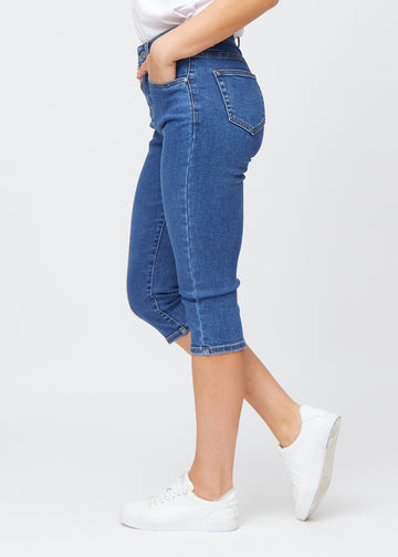 Dunkelblaue Denim-slim-Capris in der Farbe Oceans, von der Seite gesehen, klassische Passform mit hoher Taille und engem Schnitt.