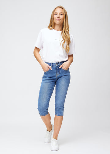 Slim-Capris für Damen aus blauem Denim, Farbe Rivers. Ganzkörperansicht eines Models in den Slim-Capris.