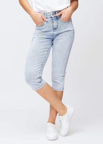 Slim-Capris für Damen aus hellblauem Denim, Farbe Waves. Vorderansicht an einem Model, figurbetonter Schnitt bis knapp unter das Knie.
