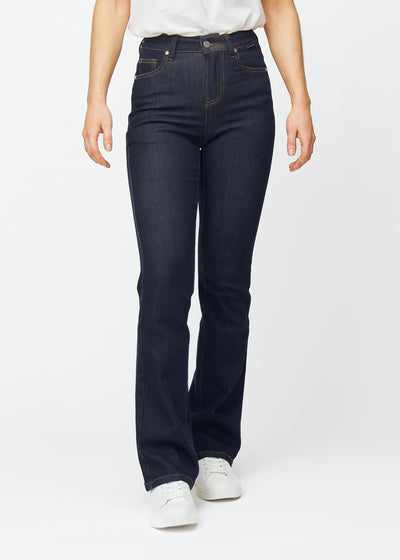 Tief dunkelblaue Denim jeans für Damen in der Farbe Midnights mit Bootcut-Passform, die an Hüften und Oberschenkeln anliegt und an den Knöcheln leicht ausgestellt ist, von vorn gezeigt.
