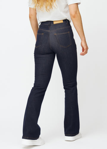 Tief dunkelblaue Denim jeans für Damen in der Farbe Midnights von hinten gezeigt, sodass Passform und Schlag sichtbar sind.
