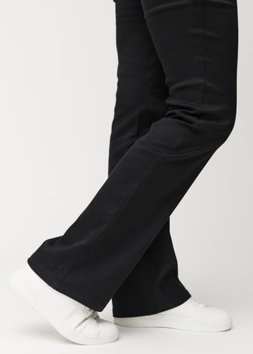 Die Knöchel eines Models, damit man die leichte Ausstellung am Hosenbein in einer Bootcut-Passform sehen kann.