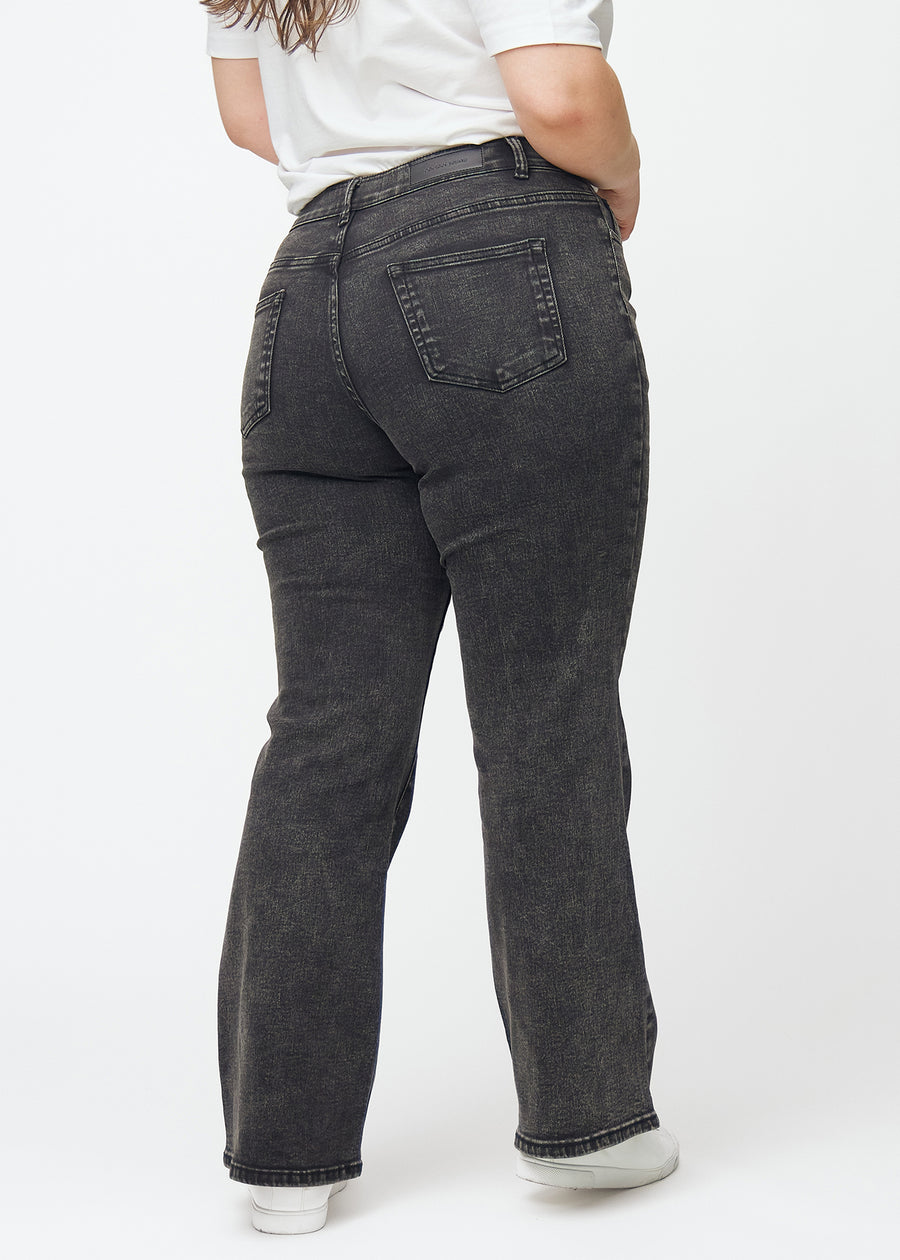 Dunkelgraue Mid-Rise-Bootcut-Jeans in der Farbe Shadows. Rückansicht an einem Plus-Size-Model, die gesamte Passform ist zu sehen.