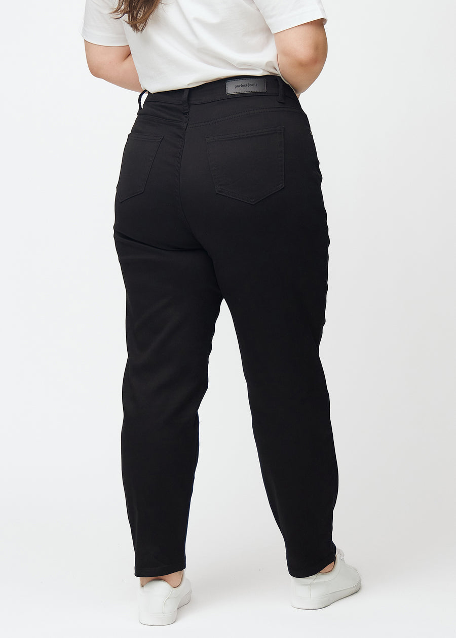Schwarze hochtaillierte regular jeans von hinten an einem Plus-Size-Model gesehen, damit man das ganze Produkt sehen kann.