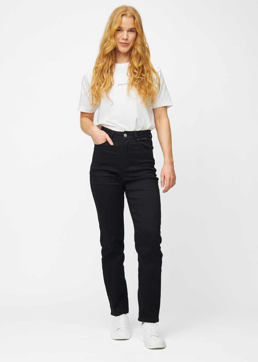 Ganzkörperbild eines Models in schwarzen hochtaillierten regular jeans.