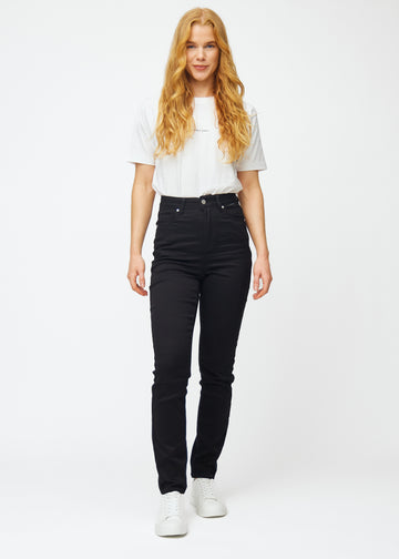 Ganzkörperbild eines Models in schwarzen hochtaillierten slim jeans.