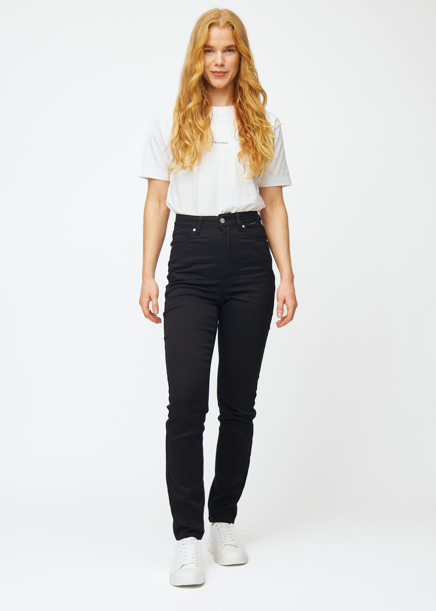 Ganzkörperbild eines Models in schwarzen hochtaillierten slim jeans.