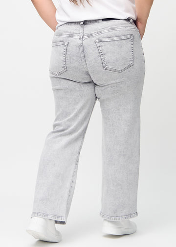 Loose-Jeans für Damen in Hellgrau, Farbe Ashes. Rückansicht an einem Plus-Size-Model, die gesamte lockere Passform ist zu sehen.