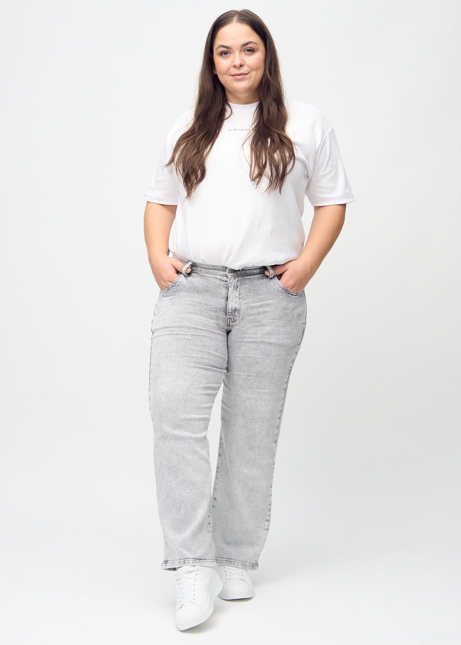 Loose-Jeans für Damen in Hellgrau, Farbe Ashes. Ganzkörperansicht eines Plus-Size-Models in den locker geschnittenen Jeans.