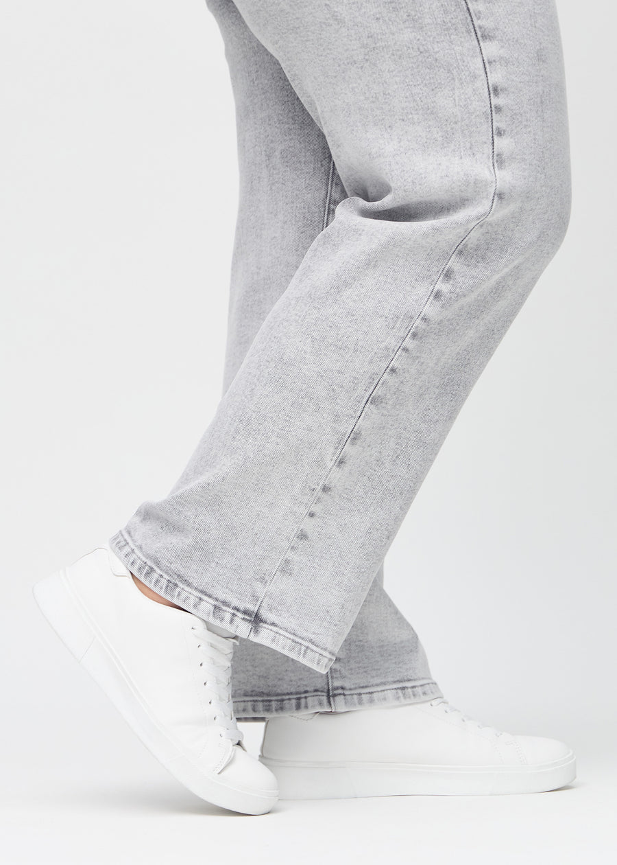 Loose-Jeans für Damen in Hellgrau, Farbe Ashes. Nahaufnahme an den Knöcheln eines Plus-Size-Models, um die weiten Beinabschlüsse zu zeigen.