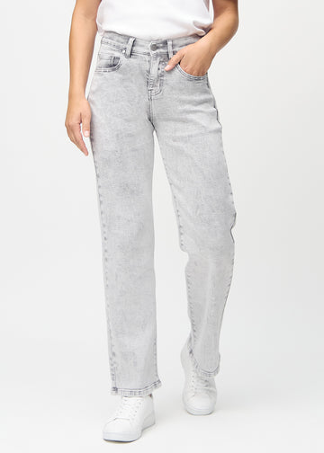 Loose-Jeans für Damen in Hellgrau, Farbe Ashes. Vorderansicht an einem Model, locker geschnitten mit viel Platz an den Beinen.