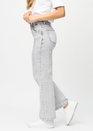 Loose-Jeans für Damen in Hellgrau, Farbe Ashes. Seitenansicht an einem Model, die weite Passform ist zu sehen.