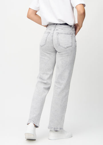 Loose-Jeans für Damen in Hellgrau, Farbe Ashes. Rückansicht an einem Model, die gesamte lockere Passform ist zu sehen.