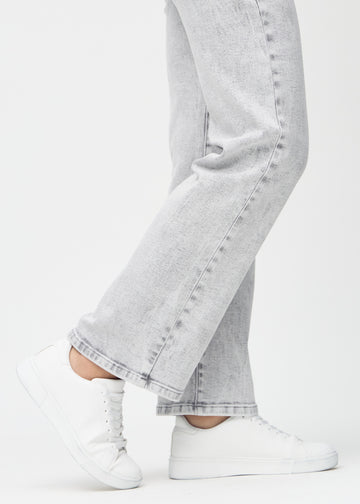Loose-Jeans für Damen in Hellgrau, Farbe Ashes. Nahaufnahme an den Knöcheln eines Models, um die weiten Beinabschlüsse zu zeigen.