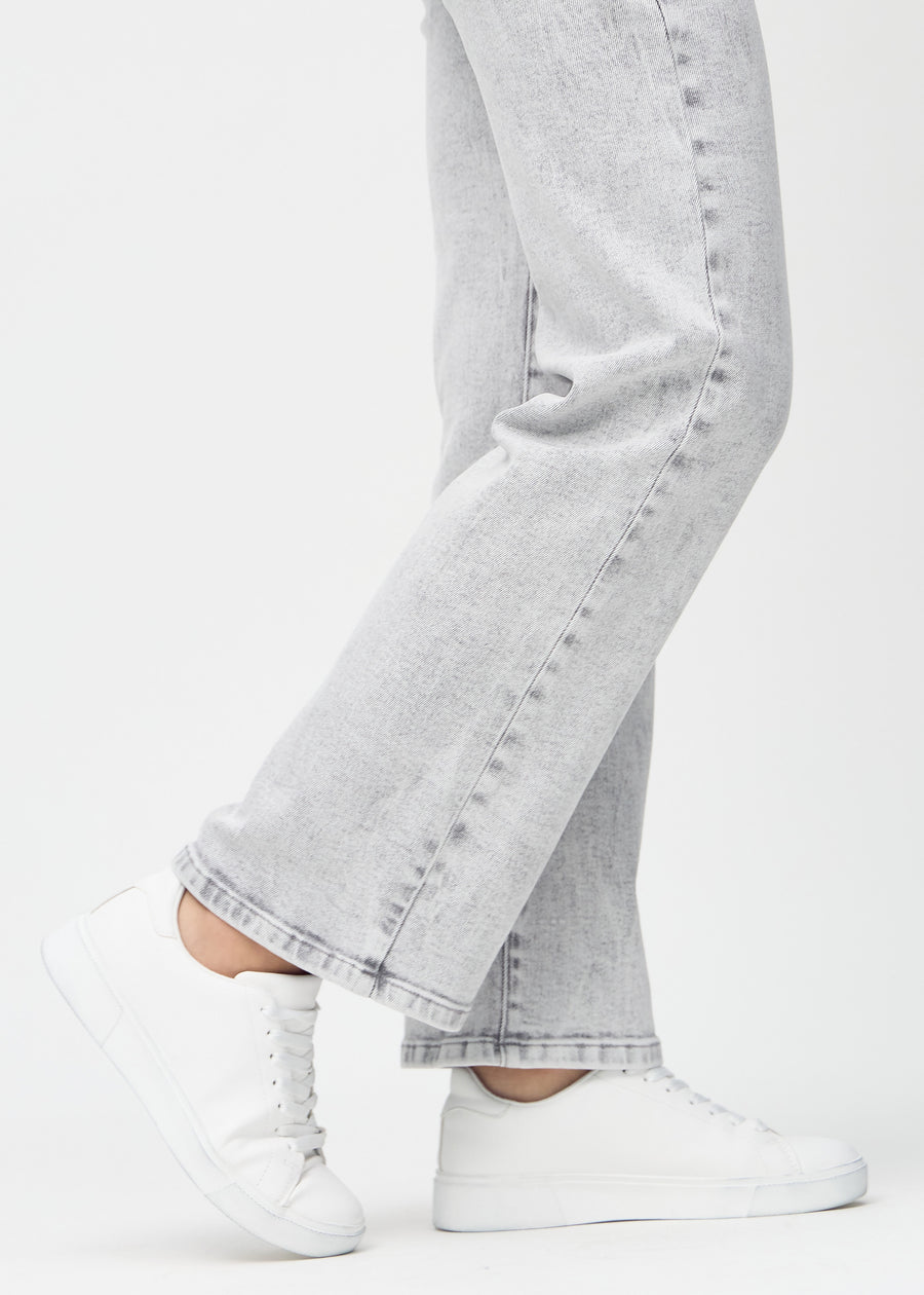 Loose-Jeans für Damen in Hellgrau, Farbe Ashes. Nahaufnahme an den Knöcheln eines Models, um die weiten Beinabschlüsse zu zeigen.
