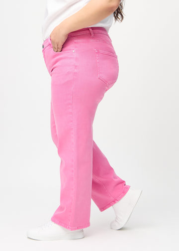 Loose-Jeans für Damen in Hellrosa, Farbe Flamingos. Seitenansicht an einem Plus-Size-Model, die weite Passform ist zu sehen.