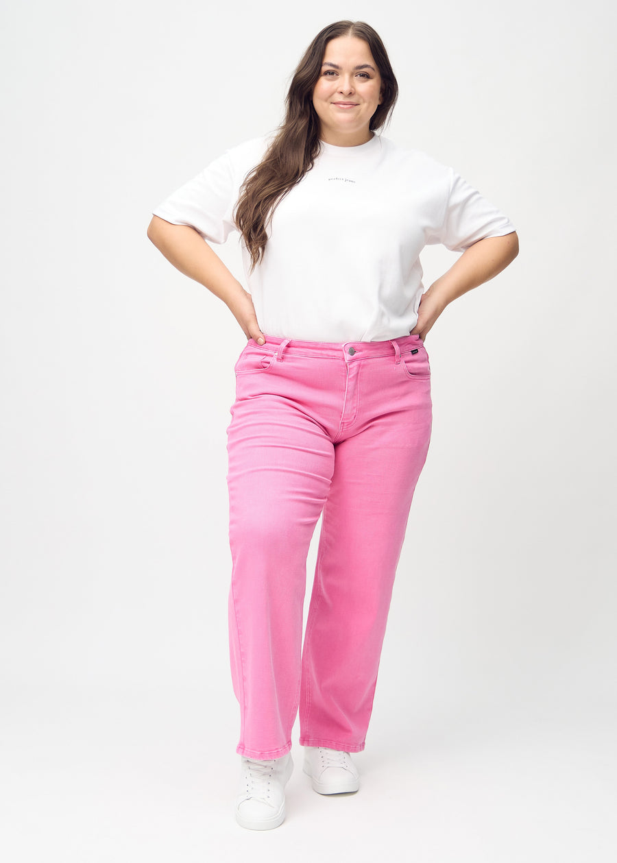 Loose-Jeans für Damen in Hellrosa, Farbe Flamingos. Ganzkörperansicht eines Plus-Size-Models in den locker geschnittenen Jeans.