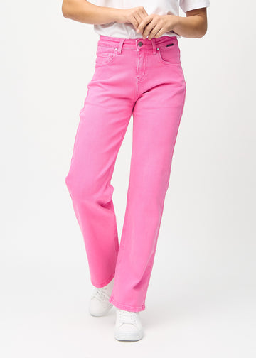 Loose-Jeans für Damen in Hellrosa, Farbe Flamingos. Vorderansicht an einem Model, locker geschnitten mit viel Platz an den Beinen.