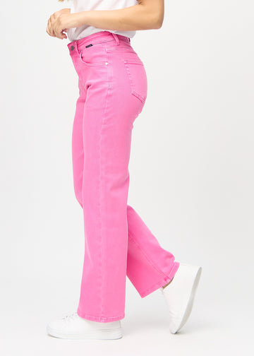 Loose-Jeans für Damen in Hellrosa, Farbe Flamingos. Seitenansicht an einem Model, die weite Passform ist zu sehen.
