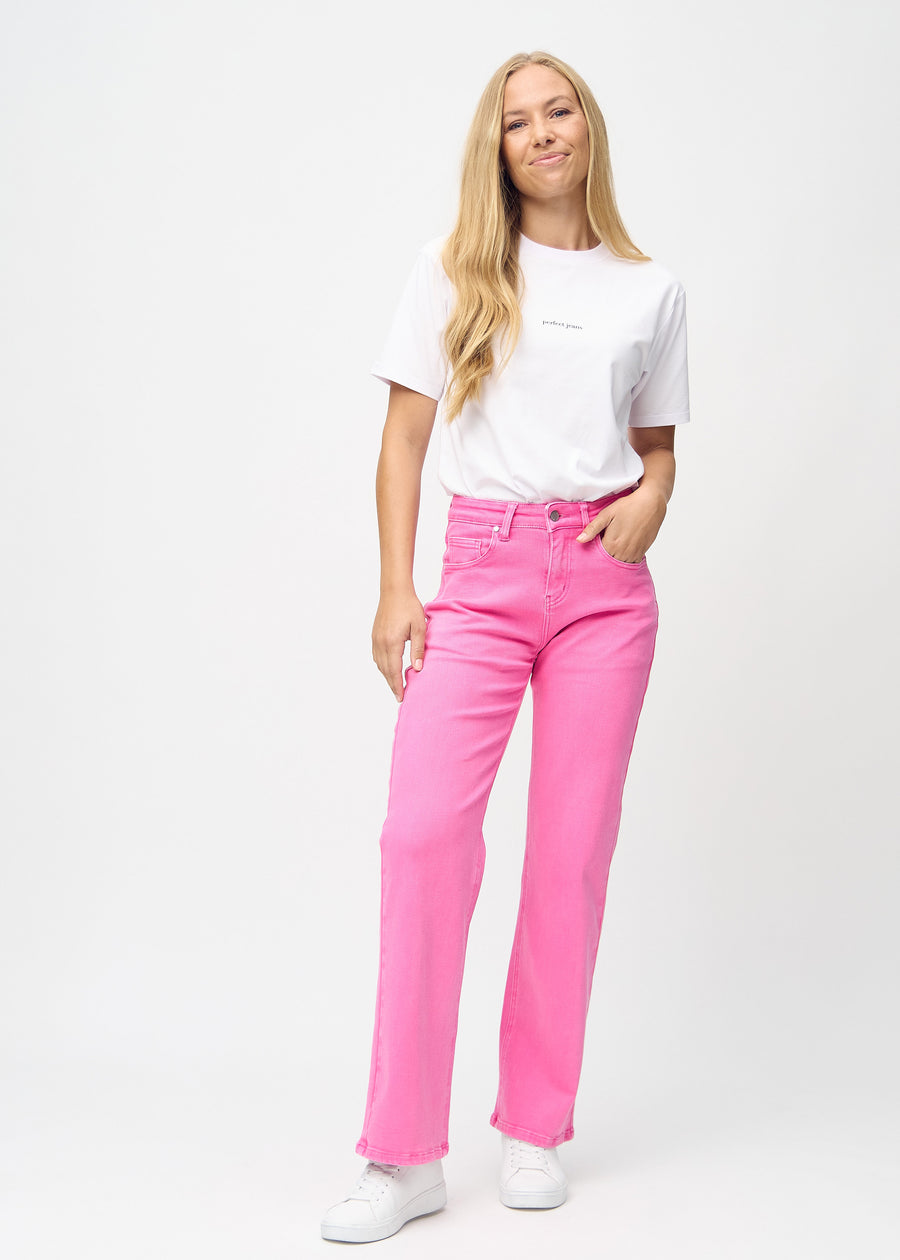 Loose-Jeans für Damen in Hellrosa, Farbe Flamingos. Ganzkörperansicht eines Models in den locker geschnittenen Jeans.