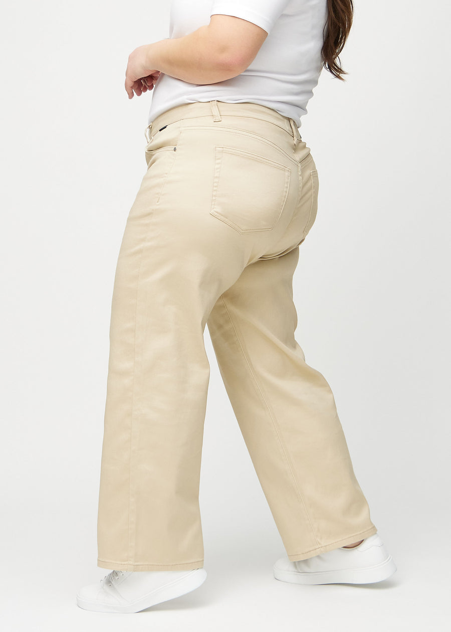 Loose-Jeans für Damen in Beige, Farbe Gazelles. Seitenansicht an einem Plus-Size-Model, die weite Passform ist zu sehen.